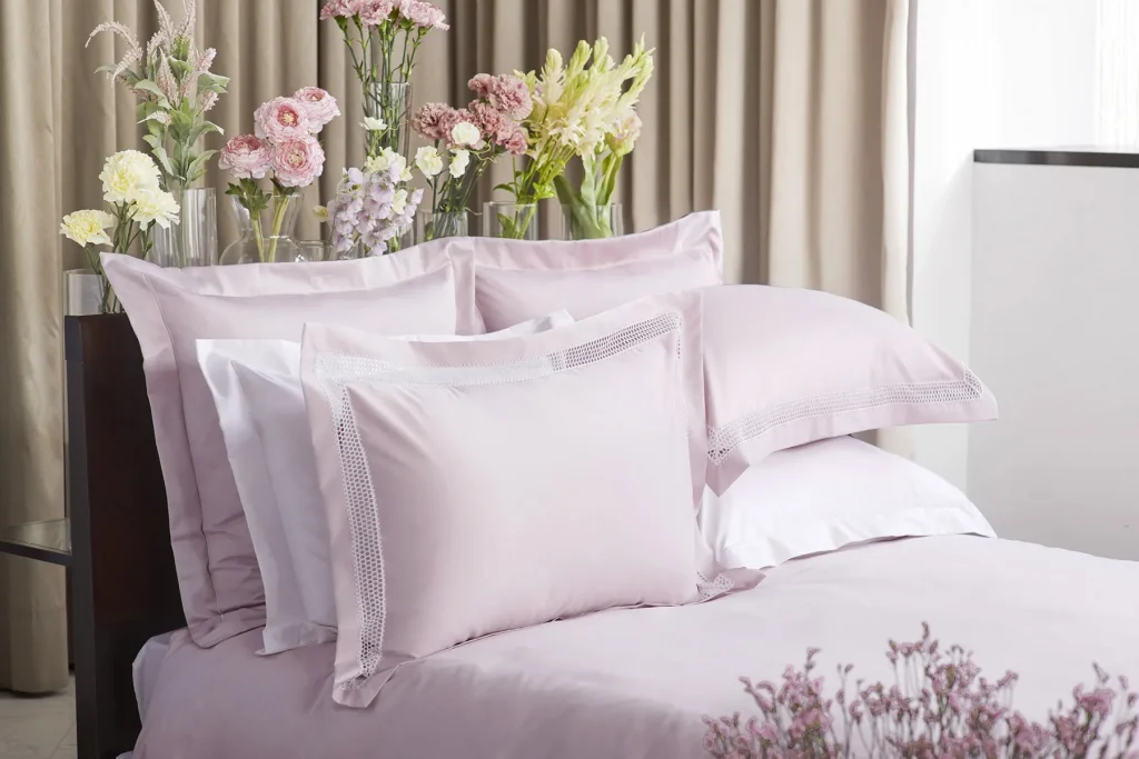〈穏やかな寝室に〉華やぎを添えるエレガンスアイテム